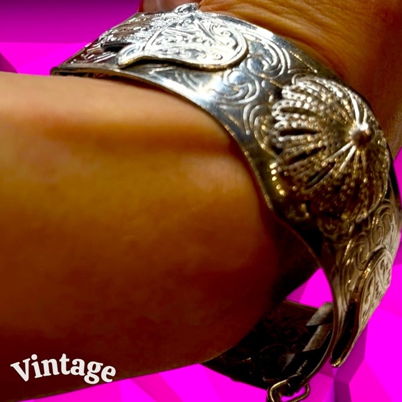 Vintage Hamsa Silver Camel Motif Bracelet - Picture 15 of 15